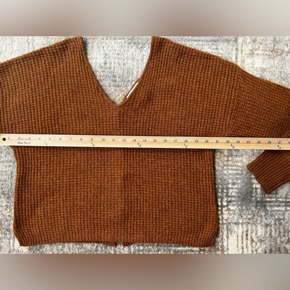 NWT “PINK ROSE” RUST/BROWN CROPPED SWEATER W/BUTTON DETAIL BACKING M - Picture 3 of 6